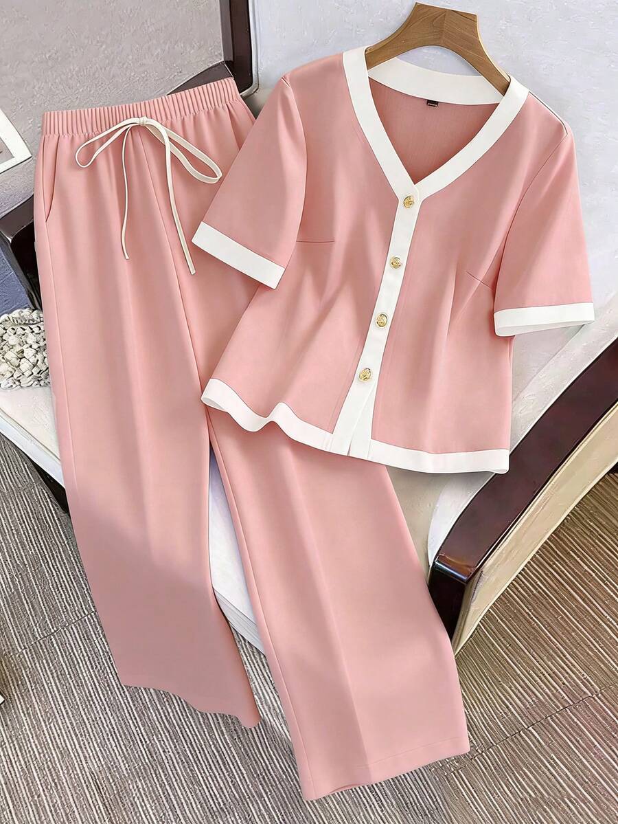 Franclia Bộ đồ nữ gồm áo ngắn tay cổ chữ V phối màu tương phản và quần dài kiểu dáng thường ngày. - Màu Hồng baby - Xem 1