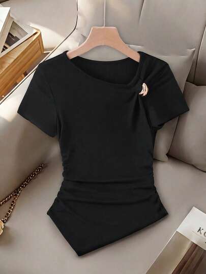 Bộ đồ 2 mảnh cho bé gái tuổi teen: Áo thun tay ngắn dáng suông bất đối xứng với chi tiết trang trí ở vai. Bộ đồ 2 mảnh này được thiết kế dành cho những bé gái sành điệu, bao gồm một áo thun tay ngắn màu trắng ngà cổ điển và một áo thun tay ngắn màu đen thanh lịch. Mỗi chiếc áo đều có đường viền bất đối xứng độc đáo, với phần xếp ly bên hông tạo dáng, cùng điểm nhấn trang trí tinh tế ở vai, khéo léo kết hợp sự thoải mái với phong cách hiện đại. Thích hợp cho mặc hàng ngày, đi học hoặc đi chơi.