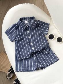SHEIN Playful Pals 2件套幼儿男童夏季休闲衬衫短裤套装，衬衫：黑白条纹短袖衬衫，短裤：黑白条纹纹理面料，适合日常穿着、度假、假日穿着。 - 藏蓝色 - 查看 1