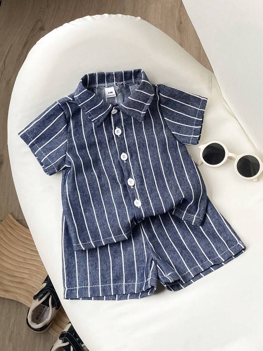 SHEIN Playful Pals 2件套幼儿男童夏季休闲衬衫短裤套装,衬衫:黑白条纹短袖衬衫,短裤:黑白条纹纹理面料,适合日常穿着、度假、假日穿着。 - 藏蓝色 - 查看 1