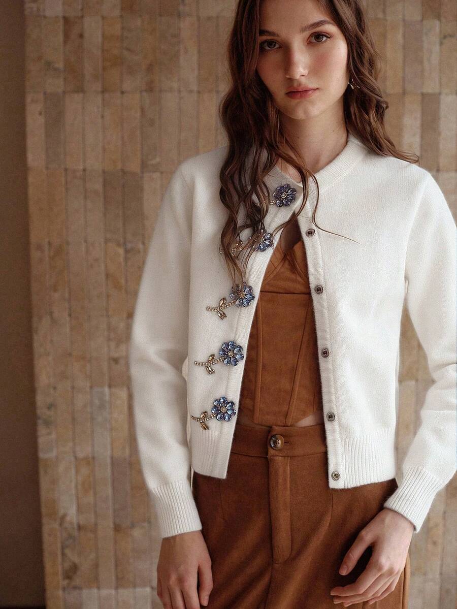 MOTF PREMIUM 女士秋冬水钻花朵纽扣开衫毛衣 - 白色 - 查看 2