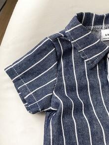 SHEIN Playful Pals 2件套幼儿男童夏季休闲衬衫短裤套装，衬衫：黑白条纹短袖衬衫，短裤：黑白条纹纹理面料，适合日常穿着、度假、假日穿着。 - 藏蓝色 - 查看 5