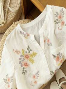 SHEIN Franclia Áo sơ mi nữ cổ chữ V tay ngắn cài khuy nửa thân có túi, in họa tiết hoa, thanh lịch, thích hợp cho mùa xuân, hè, thu và đông, phù hợp cho hẹn hò, trang phục công sở thanh lịch, áo kiểu đi nghỉ mát, trang phục công sở, trang phục thường ngày đa năng, toát lên vẻ duyên dáng, áo kiểu thanh lịch cho nữ đi biển, áo kiểu thường ngày cho nữ. - Màu be - Xem 4