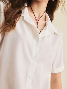 Écloséra Camisa casual blanca con empalme de encaje, espalda transparente, bajo curvo, botones delanteros, manga corta, parte superior de ocio para vacaciones - Blanco - Ver 7