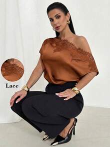 Firerie Camisa de Ombro Franzida de Cetim com Decote Assimétrico Feminina, Top com Gola de Renda, Camisa de Cetim com Gola Oblíqua, Top Feminina para Uso Diário, Roupa de Primavera e Verão, Elegante, Uso Diário, Encontro, Trabalho, Férias, Roupa para Dia do Professor - Marrom Claro - Visão 6