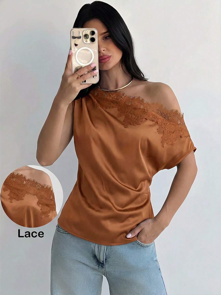 Firerie Camisa de Ombro Franzida de Cetim com Decote Assimétrico Feminina, Top com Gola de Renda, Camisa de Cetim com Gola Oblíqua, Top Feminina para Uso Diário, Roupa de Primavera e Verão, Elegante, Uso Diário, Encontro, Trabalho, Férias, Roupa para Dia do Professor - Marrom Claro - Visão 1