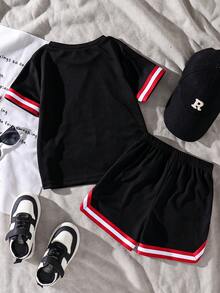 SHEIN Bộ 2 món thể thao và thường ngày cho bé trai, gồm áo thun cổ tròn tay ngắn in số và quần short thể thao in hình, có trang trí ruy băng, thích hợp cho mặc hàng ngày vào mùa xuân/hè, thể thao, dã ngoại, đi học, dự tiệc, nghỉ mát. - màu đen - Xem 2