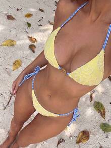 SHEIN Swim Mod 女士黄色向日葵图案和蓝色格子双面V领露背比基尼两件套，性感铆钉短裤，甜美海滩度假风，春夏款 - 黃色 - 查看 7