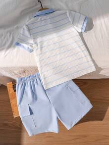 SHEIN Streecool Kids 两件套男童夏季条纹纹理 Polo 衫和工装裤套装 - 藍白色 - 查看 2