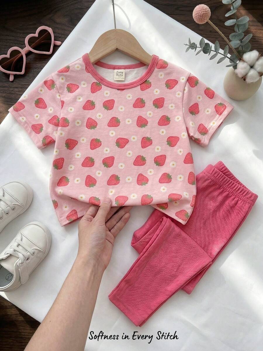 Cozy Pixies Bộ 2 món cho bé gái họa tiết dâu tây, áo thun cổ tròn tay ngắn mềm mại và quần cạp chun. - Hồng - Xem 1