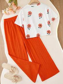 SHEIN Bộ 2 món cho bé gái mùa hè, kiểu dáng thường ngày, chất liệu mềm mại, dễ thương gồm áo thun và quần ống rộng cạp cao, áo thun in hoa nhẹ nhàng và quần ống rộng màu đỏ có họa tiết, thích hợp cho kỳ nghỉ và mặc hàng ngày. - Nhiều màu - Xem 2