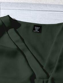 EMERY ROSE 大码女式夏季休闲度假日常通勤简约纯色V领荷叶边袖口纽扣装饰衬衫 - 軍綠色 - 查看 4