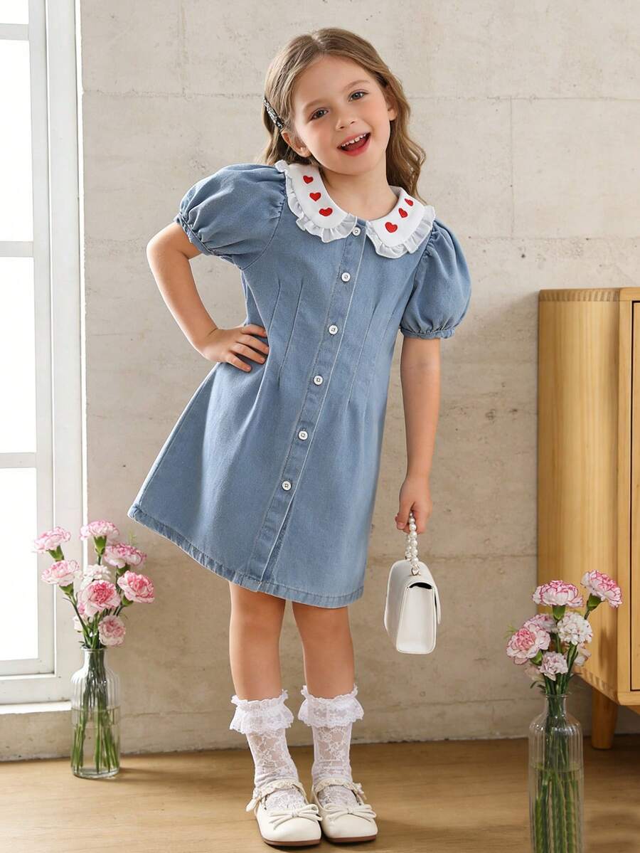 SHEIN Genkimix Kids 女童夏季休閒愛心刺繡泡泡袖牛仔洋裝 - 淺色水洗藍 - 查看 1