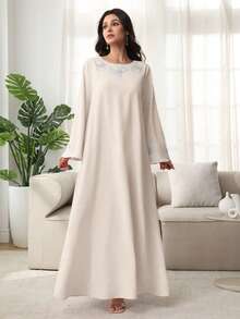 Yasmyna Jubah Kasual Elegan Wanita dengan Aplikasi Bunga - Putih - View 4