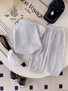 SHEIN Playful Pals 2件組幼童休閒POLO短袖上衣套裝，黑色條紋立領半拉鍊設計，附搭配斜背包與彈性褲口長褲，夏季海灘度假風穿搭 - 灰色 - 查看 2