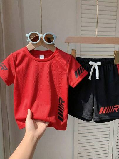 SHEIN 男童撞色字母印花运动风T恤短裤套装（2件套），适合篮球、足球、户外活动等运动，春夏季节穿着。