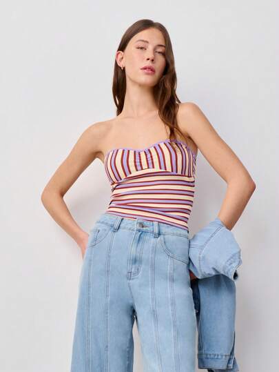 Nöista 这款露肩无肩带罗纹上衣采用紫色、白色和棕色相间的彩色条纹图案，搭配甜心领口。非常适合夏季穿着或叠穿，为休闲外出打造舒适时尚的造型。