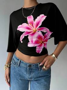 Aloruh 女士休闲度假黑色底粉色百合圆领蝙蝠袖褶皱设计短款时尚上衣，夏季度假T恤，夏季碎花T恤 - 黑色 - 查看 4
