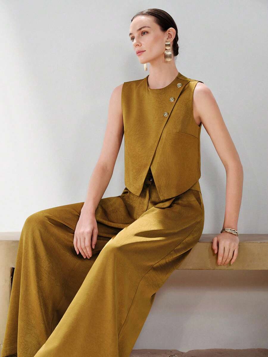 Aveloria Modichic 金属纽扣装饰，缎面质感面料，时尚无袖休闲上衣搭配高腰阔腿百搭长裤，女士两件套 - 黃色 - 查看 1