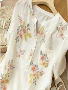 SHEIN Franclia Áo sơ mi nữ cổ chữ V tay ngắn cài khuy nửa thân có túi, in họa tiết hoa, thanh lịch, thích hợp cho mùa xuân, hè, thu và đông, phù hợp cho hẹn hò, trang phục công sở thanh lịch, áo kiểu đi nghỉ mát, trang phục công sở, trang phục thường ngày đa năng, toát lên vẻ duyên dáng, áo kiểu thanh lịch cho nữ đi biển, áo kiểu thường ngày cho nữ. - Màu be - Xem 5