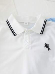 男童撞色骑士印花短袖polo衫，适合日常穿着、学校活动以及拜访亲朋好友。 - 藍白色 - 查看 3