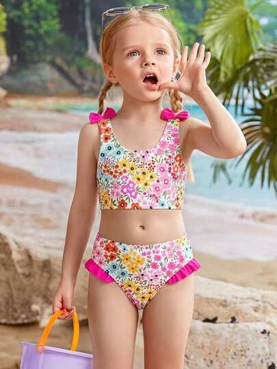SHEIN 少女碎花比基尼套装，款式简约休闲，彩色针织数码印花上衣配有肩带和撞色蝴蝶结，搭配荷叶边三角泳裤，时尚优雅，适合游泳、夏季度假、海滩和泳池派对。