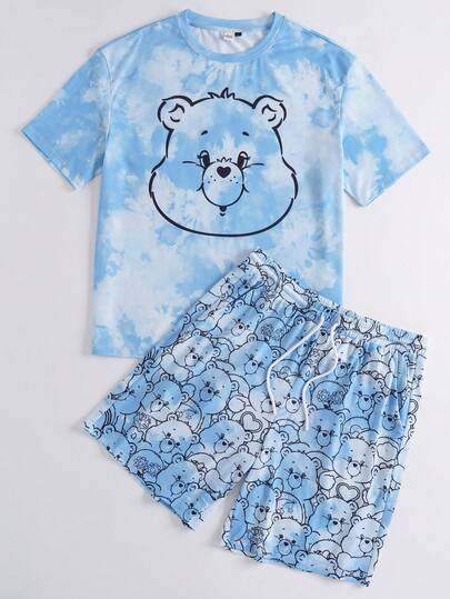SHEIN X Care Bears Bộ đồ ngủ nam gồm áo tay ngắn cổ tròn và quần short in hình gấu hoạt hình và họa tiết nhuộm tie-dye.