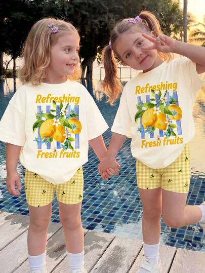 SHEIN Conjunto de camiseta de manga corta de cuello redondo holgada y pantalones cortos ajustados para niña, con estampado retro de limón crema y estampado de cuadros amarillos frescos, en estilo de resort campestre, adecuado para primavera/verano, atuendos de verano lindos para artículos de verano para niños, artículos de salida de verano, estilo coreano, cómodo y elegante, Y2K, Kawaii, fiesta, uso diario, vacaciones, lindo, cómodo, verano 2026, Cottagecore, casual de fin de semana, salida familiar, atuendos para sesión de fotos, relajado, gráficos para bebés y niños