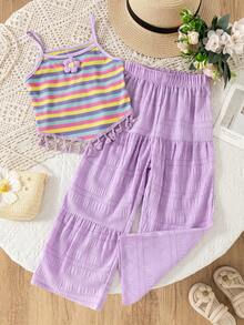SHEIN Playful Pals 这款女童彩虹条纹套装充满夏日活力和童趣。吊带背心上的彩色条纹宛如一道彩虹，搭配紫色流苏阔腿裤，轻盈灵动，行走自如。胸前的小花装饰更添一丝甜美。无论是与朋友玩耍还是日常活动，她都能成为人群中最耀眼的小明星，舒适又时尚。 - 淡紫色 - 查看 4