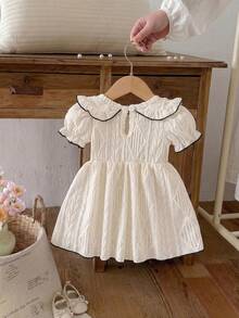 SHEIN 新生女宝宝春夏白色罗纹针织连衣裙，黑色荷叶边领口和蝴蝶结，甜美可爱的公主风 - 杏色 - 查看 2