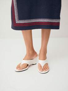 Nöista Sandalias de cuña con tanga blanca elegante, con una correa minimalista limpia y una suela elevada, que ofrecen una mezcla sofisticada de estilo para una boda de verano, fiestas de Eid o un look fresco de primavera. - Blanco - Ver 3