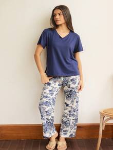 SHEIN Conjunto de pijama con top de punto suave de cuello en V y pantalones estampados con estilo chino - Multicolor - Ver 3