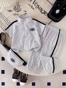 SHEIN Playful Pals 2件組幼童休閒POLO短袖上衣套裝，黑色條紋立領半拉鍊設計，附搭配斜背包與彈性褲口長褲，夏季海灘度假風穿搭 - 灰色 - 查看 7