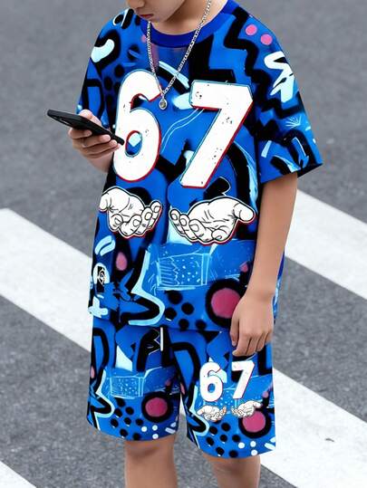 男童休闲创意蓝色涂鸦数字67手掌印花字母标语短袖T恤和短裤两件套，适合春、夏、秋季日常穿着，舒适百搭。