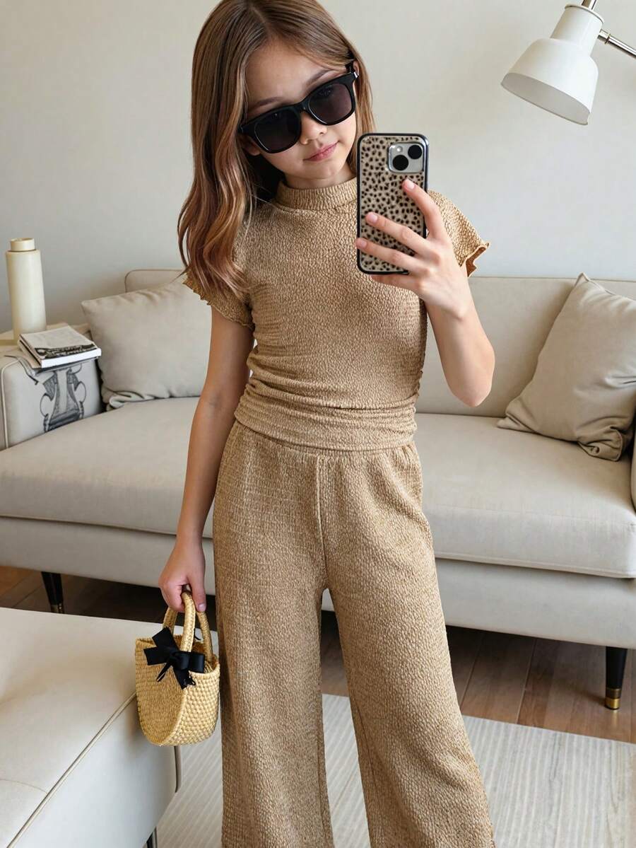 SHEIN Bộ đồ đôi cho bé gái màu cà phê, chất liệu dệt kim, màu trơn, cổ cao giả, xếp ly hai bên, ôm sát và quần ống rộng, thích hợp cho kỳ nghỉ hè ở bãi biển, mẹ và con gái, chị em gái, gia đình đi nghỉ mát, lễ hội, phong cách Pháp, dễ thương, thanh lịch, ngọt ngào, cổ điển và thời trang. Tuyệt vời cho trang phục thường ngày, đi học và dạo phố. - Màu Khaki - Xem 1