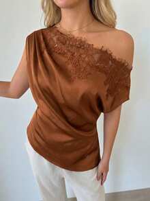 Firerie Camisa de Ombro Franzida de Cetim com Decote Assimétrico Feminina, Top com Gola de Renda, Camisa de Cetim com Gola Oblíqua, Top Feminina para Uso Diário, Roupa de Primavera e Verão, Elegante, Uso Diário, Encontro, Trabalho, Férias, Roupa para Dia do Professor - Marrom Claro - Visão 4