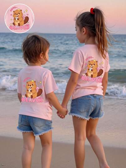 Young Girls' New SS26 Fashion Casual Versatile Cute Front & Back Beaver Cartoon Print Soft Short Sleeve Top, Squishy, Girls Apparel, Girls Tops, Summer, Spring & Summer, Summer Comfortable Casual Wear, Summer Outfits, Girls Clothing, Outings, Photography, Indoor, Holidays, Gifts, Bohemian, Spring Vibes, Summer Vibes, Spring & Summer Outfits For , Easy Comfort, Stylish Girl T-Shirt, Casual Wear, Kids Graphic Clothes, Spring & Summer T-Shirt, New Style, Chill Chill, Spring Vibes Chill Summer Vacation