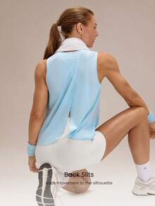 GLOWMODE Stay Breezy 轻盈速干网眼及臀常规版型交叉露背背心，适合跑步、慢跑、健身、网球、高尔夫和日常运动穿着。 - 淺藍色 - 查看 3