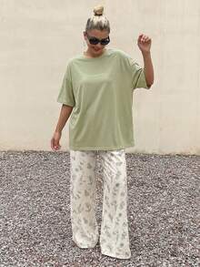 Solid Color Loose T-Shirt Top And Floral Line Drawing Allover Print Pajama Pants, Sleepwear Set - Green - View 4