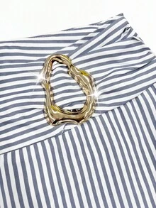 Estos pantalones casuales de mujer a rayas grises y blancas, adornados con hebillas de metal irregulares, ofrecen una silueta esbelta y sexy, adecuados para el uso diario, looks estilosos, ir y venir, y trabajo o salidas durante todo el año. Ya sea para el trabajo o el ocio, realzan perfectamente la figura, haciendo que las piernas parezcan talla grande rectas y las cinturas talla grande delgadas. Un artículo imprescindible para crear looks de primavera y verano sin esfuerzo. - Gris - Ver 7