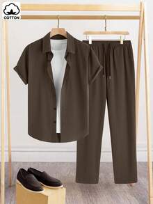 Manfinity Homme 男士休闲纯色短袖衬衫和抽绳腰长裤套装，通勤百搭，平纹织物套装咖啡棕色衬衫和裤子套装夏季两件套，舒适服装 - 咖啡棕 - 查看 3