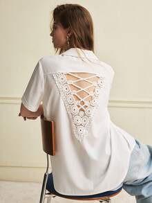 Écloséra Camisa casual blanca con empalme de encaje, espalda transparente, bajo curvo, botones delanteros, manga corta, parte superior de ocio para vacaciones - Blanco - Ver 3