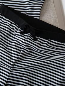SHEIN 这是一套适合年轻女孩的套装，包括一件黑白条纹背心和一条宽松的条纹短裤——是夏季休闲穿着的完美组合。 - 黑與白 - 查看 3