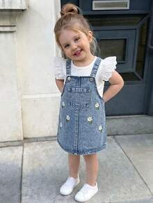 SHEIN Vintaside Kids 2 piezas Conjunto de niña bebé con top blanco acanalado + vestido de tirantes vaquero azul bordado con bolsillos, adecuado para uso en exteriores - Multicolor - Ver 6