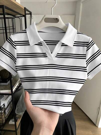 SHEIN Đây là những chiếc áo thun ngắn tay hai màu có thể mặc được, phù hợp cho các bé gái tuổi teen. Áo có kiểu dáng ôm sát với phối màu độc đáo và thiết kế cổ áo hơi mở. Trên ngực áo có họa tiết hình ngựa nhỏ, tạo nên một chiếc áo thun ngắn tay phong cách sinh viên, hoàn hảo để mặc hàng ngày.