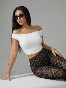 SHEIN PETITE 女士简约、优雅、浪漫，适合约会和日常休闲穿着。黑色蕾丝打底裤，裸色内衬，中腰修身，七分裤长。新款春夏女士打底裤，完美适用于度假、音乐节等场合，时尚百搭，简约设计。 - 黑色 - 查看 5