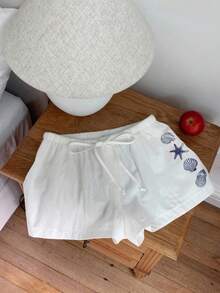 Comfortcana 休闲复古海洋元素蓝色贝壳海星印花图案，适合音乐节、海滩、度假、夏季外出穿着的白色女士系带短裤 - 彩色 - 查看 4