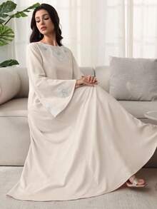 Yasmyna Jubah Kasual Elegan Wanita dengan Aplikasi Bunga - Putih - View 7