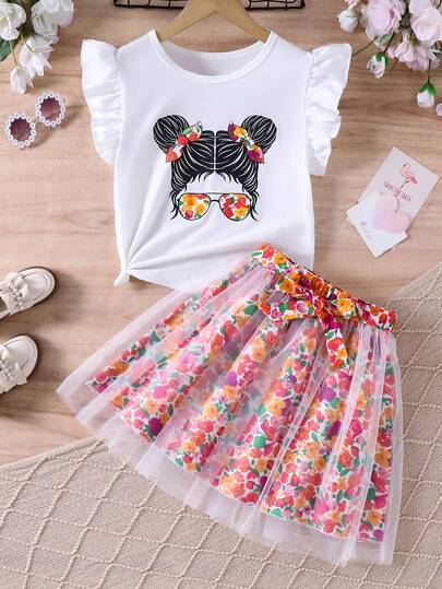 Bộ đồ 2 món cho bé gái tuổi teen: Áo thun in hình hoạt hình và chân váy lưới họa tiết hoa.
