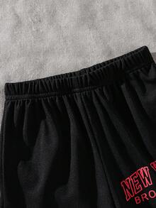 SHEIN Bộ 2 món thể thao và thường ngày cho bé trai, gồm áo thun cổ tròn tay ngắn in số và quần short thể thao in hình, có trang trí ruy băng, thích hợp cho mặc hàng ngày vào mùa xuân/hè, thể thao, dã ngoại, đi học, dự tiệc, nghỉ mát. - màu đen - Xem 6